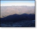 Stín Huascaránu nad údolím Rio Santa. Jižní vrchol vlevo, severní vpravo. Bílá tečka vpravo od severního vrcholu, na hranici stínu, je hřbitovní pahorek v Yungay, kde se při zemětřesení v roce 1970 před lavinou zachránilo 240 lidí, ostatních 18 tisíc obyvatel Yungay zahynulo.