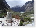 Památník čsl. horolezcům z r. 1970, jezero Orconcocha  - 3863 m n.m. Vpravo je již zarostlý suťový kužel, místo kde byl tábor zavalen lavinou. 